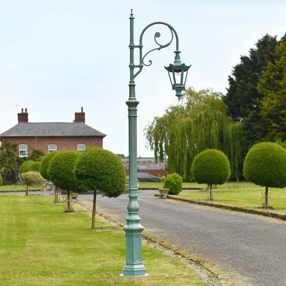 What Materials Are Used by the Cast Iron Lamp Post Manufacturer from Noida for Durable Outdoor Lighting?